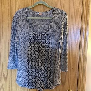 Tianello brand abstract wavy printed and textured 3/4 sleeve flowy top size PL